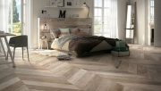 Phân tích từ chuyên gia: Nên chọn gạch lát nền phòng ngủ giả gỗ hay gỗ công nghiệp?