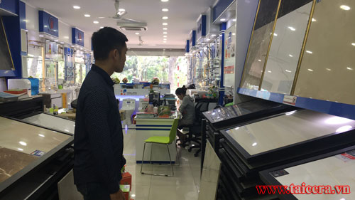 Khách hàng mua sản phẩm tại Showroom Hải Linh
