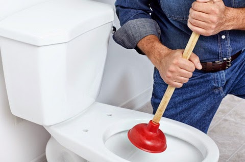 Làm gì khi bàn cầu vệ sinh trong nhà bạn bị tắc