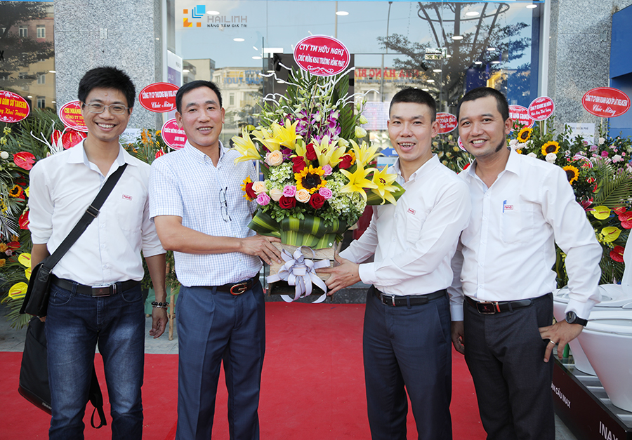 Đại diện Công ty Hữu Nghị chúc mừng sự thành công của Hải Linh