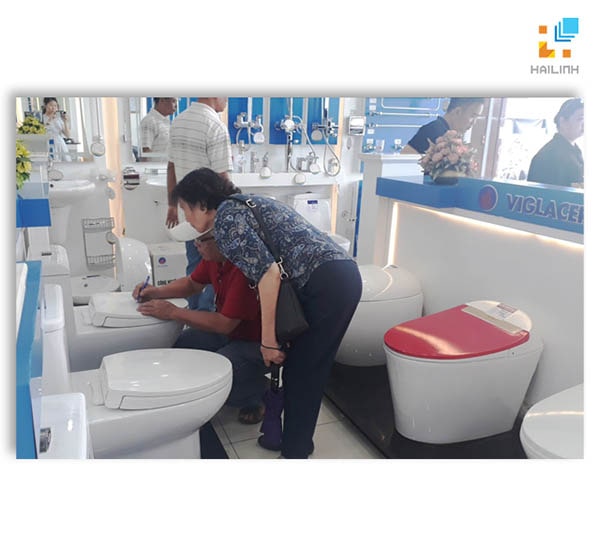 Có rất nhiều lượt khách hàng đến tham quan, mua sắm tại Hải Linh
