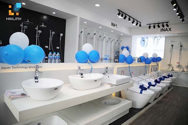 Tầng 1 bày bán thiết bị vệ sinh các thương hiệu của tập đoàn Lixil