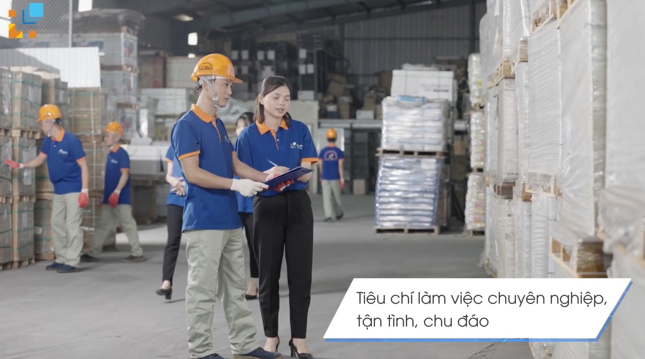 không gian bên trong tổng kho gạch ốp lát thiết bị vệ sinh