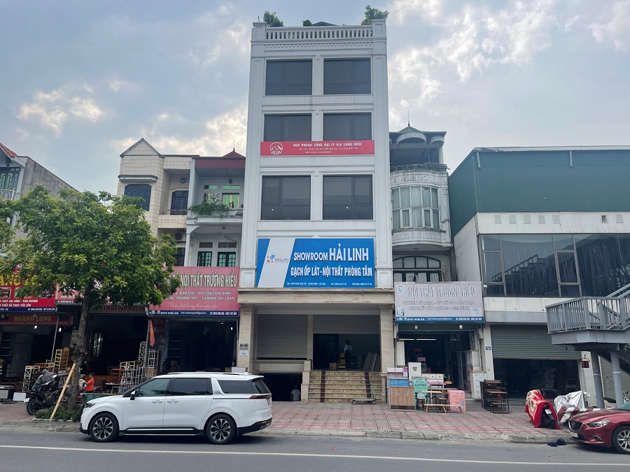 không gian bên ngoài showroom ngô gia tự