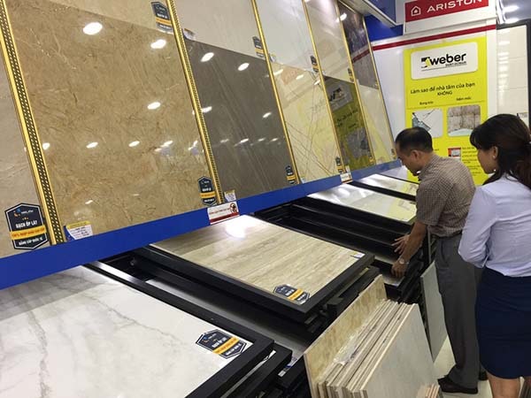 Khách hàng chọn mua gạch lát nền 80x80 tại Hải Linh