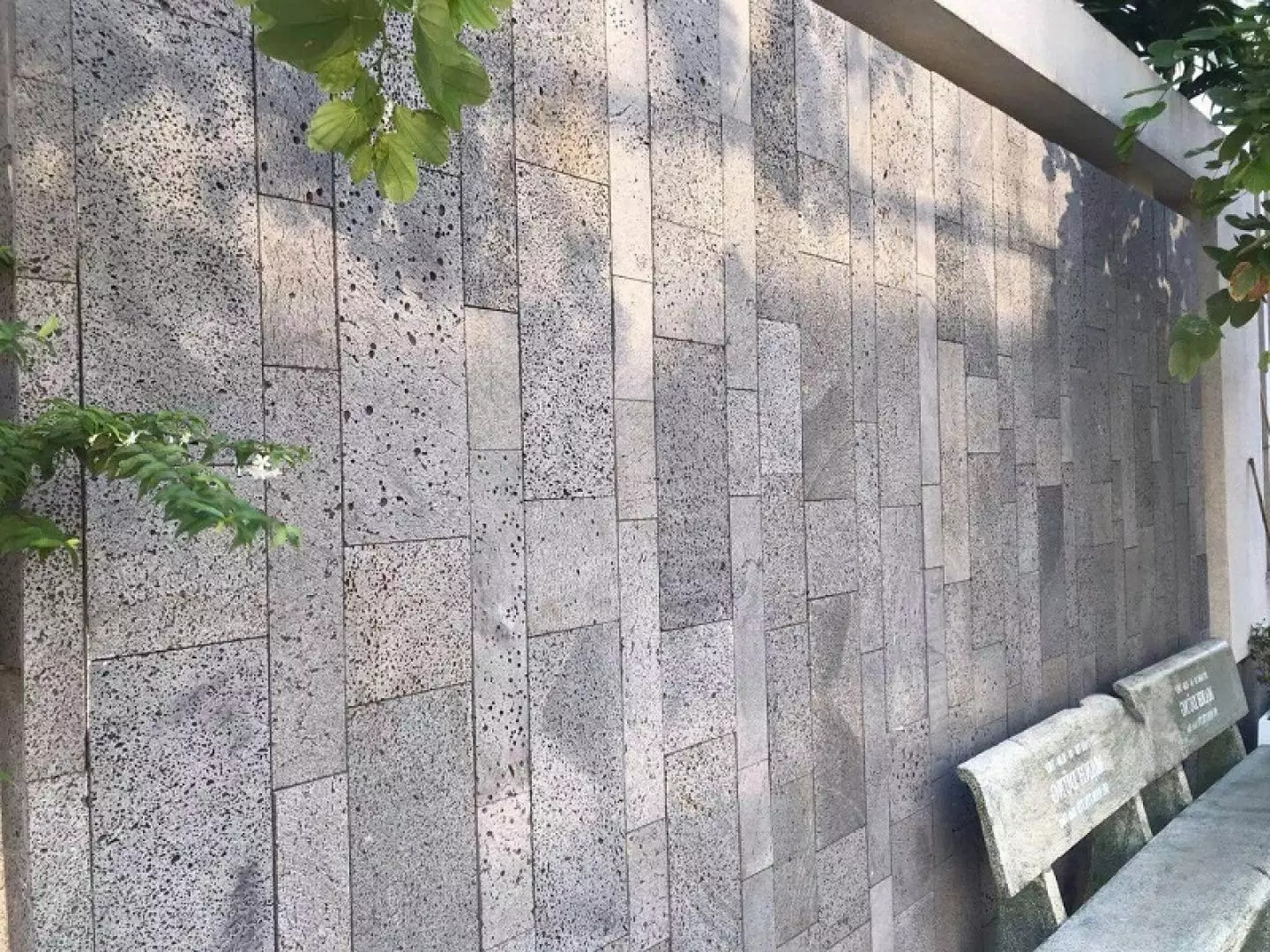 gach-op-tuong-rao-gia-da-11