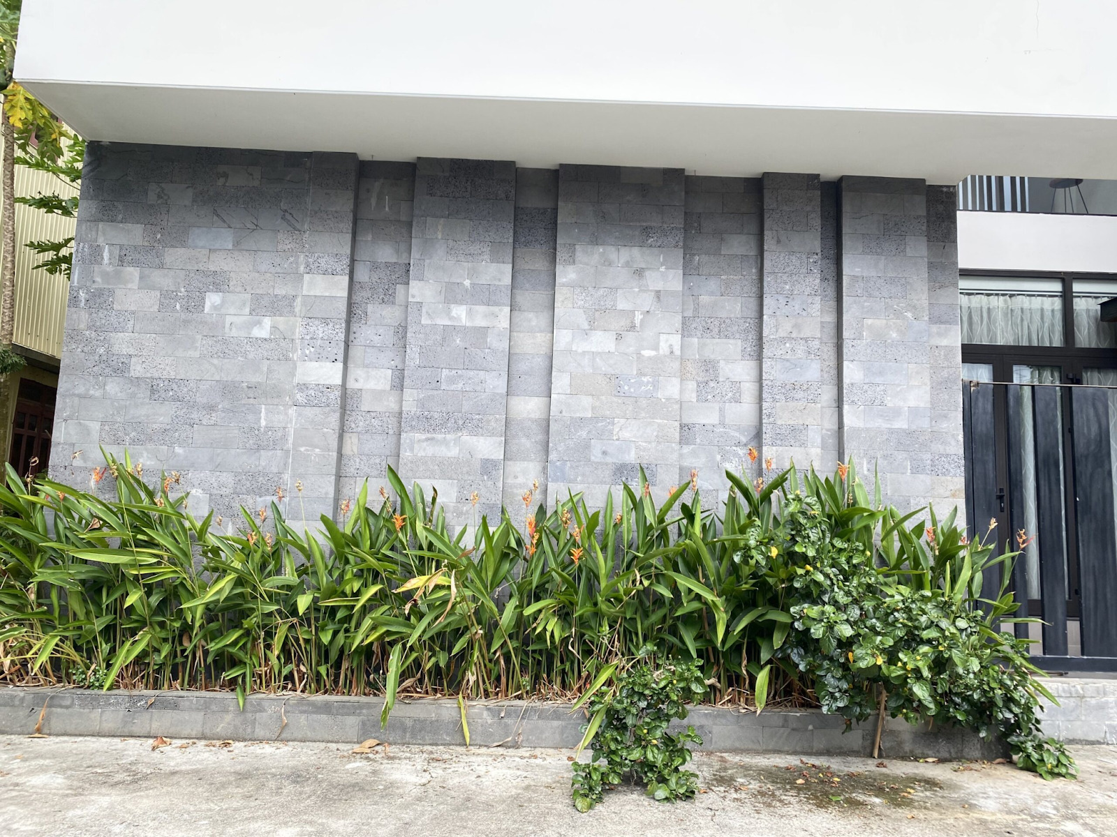 gach-op-tuong-rao-gia-da-14