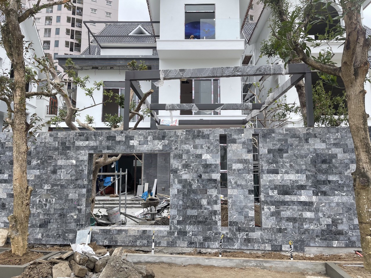 gach-op-tuong-rao-gia-da-8