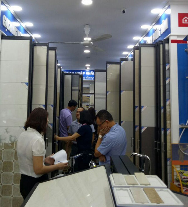 showroom-hai-linh-ban-hang-1-2 giá gạch taicera có đắt không