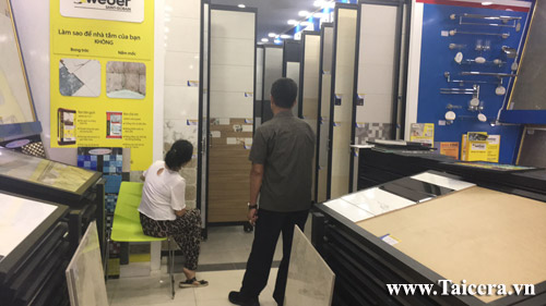 Khach hang mua gach tai showroom Hai Linh