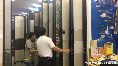 Hai khách hàng đang mua gạch tại Showroom Hải Linh