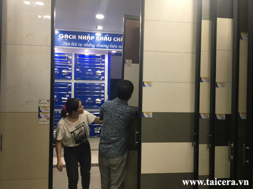 Khách hàng đang xem gạch tại Showroom Hải Linh
