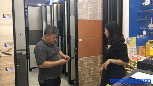 Khach hang mua gach tai Showroom Hai Linh
