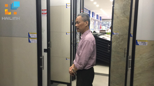 Khách hàng đang xem gạch tại Showroom Hải Linh
