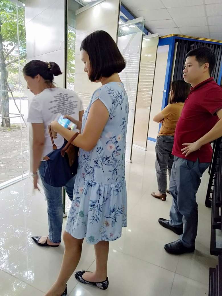 Khách hàng mua gạch tại Showroom Hải Linh