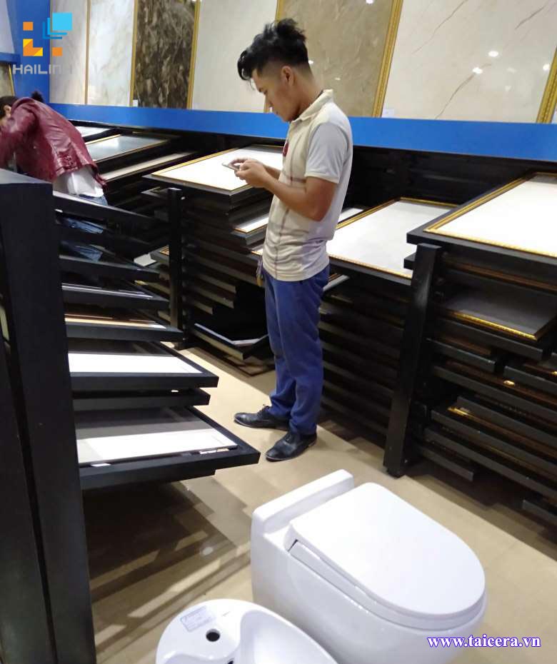 Khach hang mua san pham tai Showroom Hai Linh