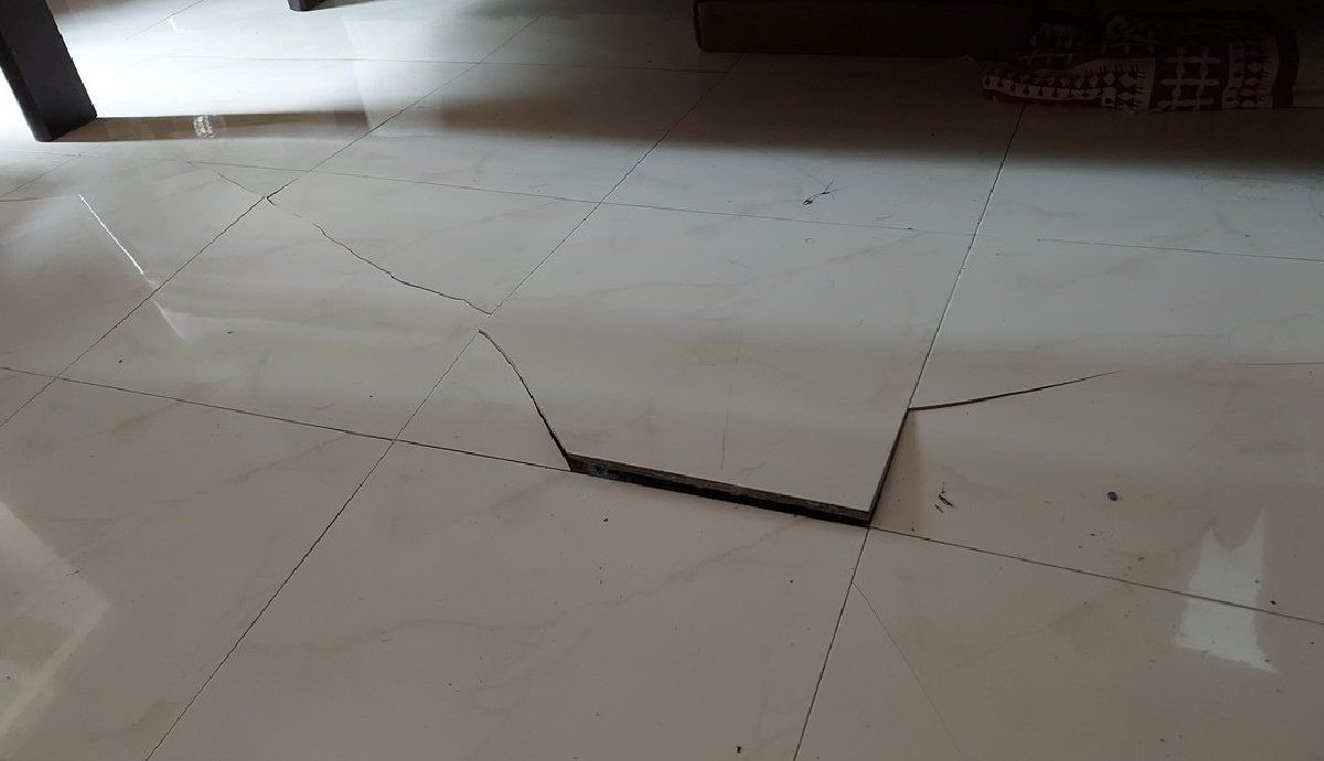 Do sử dụng loại gạch kém chất lượng, độ đàn hồi kém