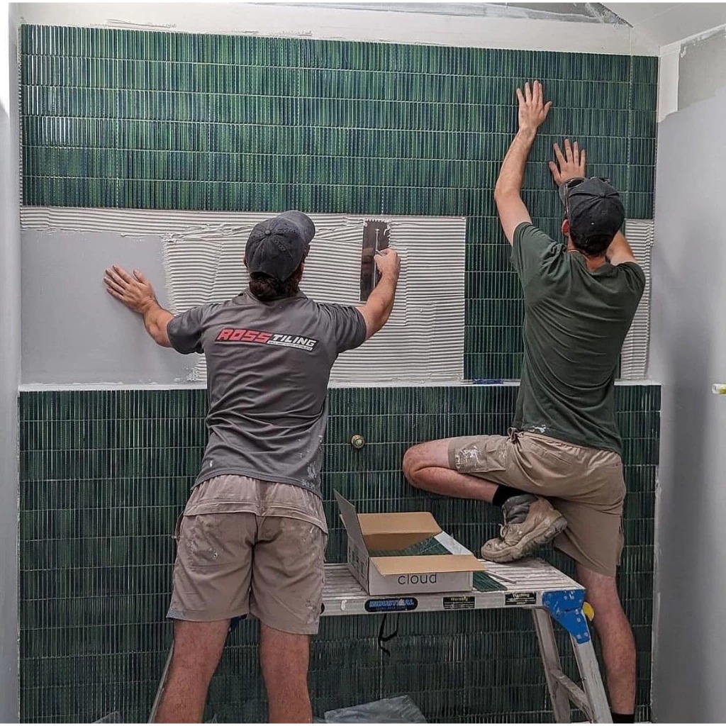 Ốp gạch thẻ và căn chỉnh mạch đúng vị trí thiết kế trên mặt tường