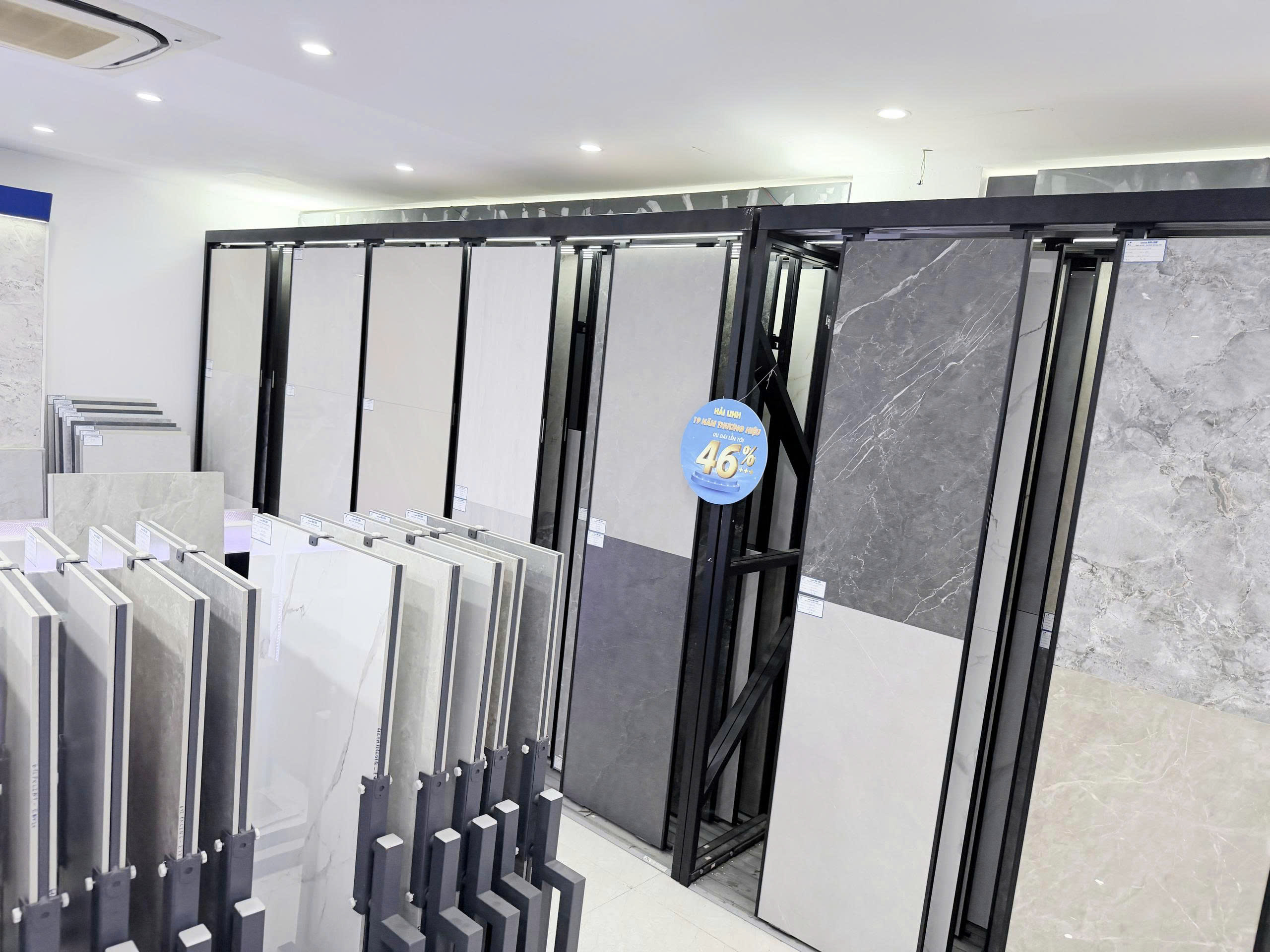 Các sản phẩm tại Hải Linh được bày trí gọn gàng, dễ trải nghiệm