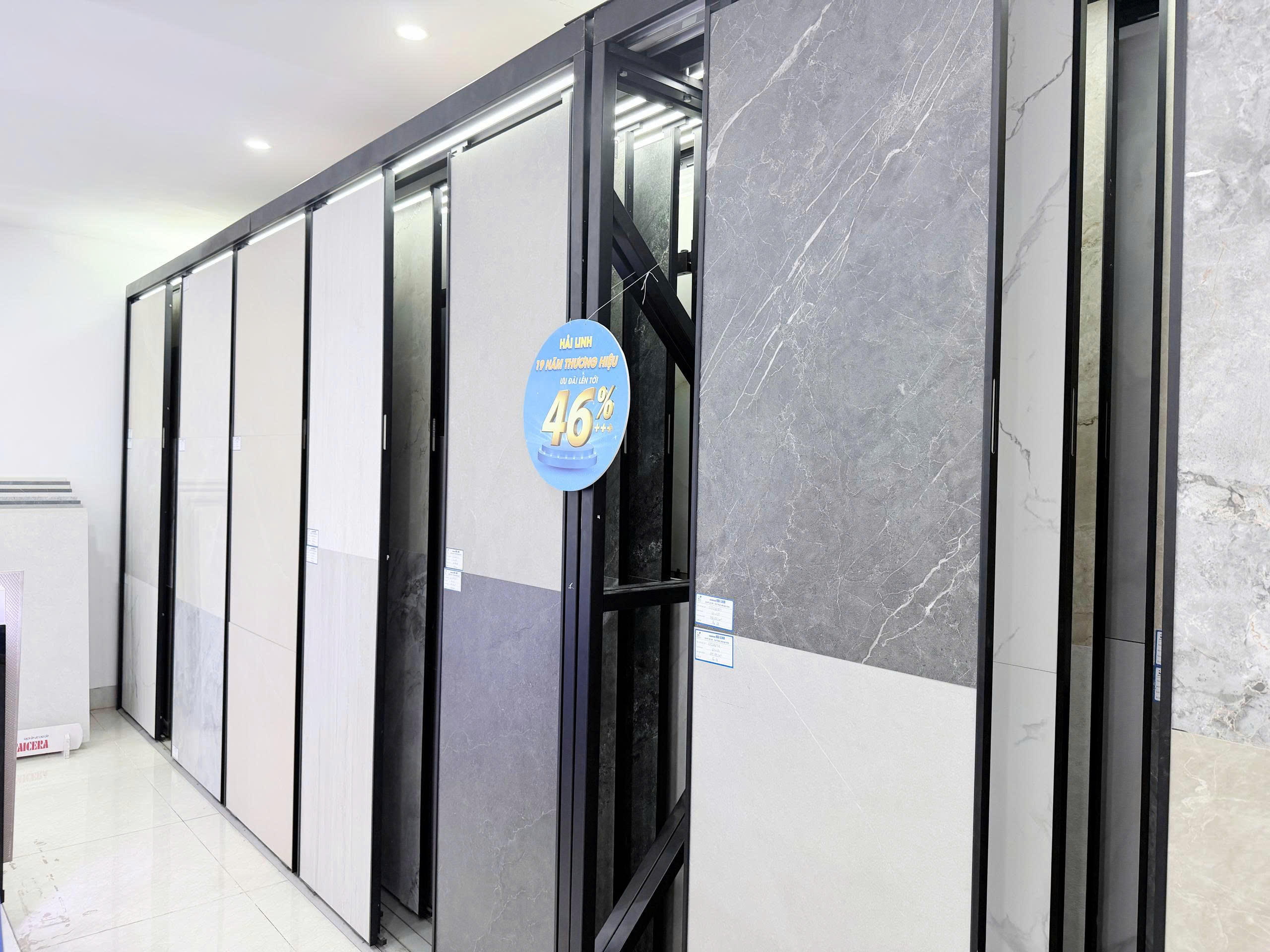 Showroom Hải Linh trưng bày đa dạng mẫu mã gạch cao cấp